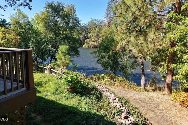 965 Old Ferry Road, Shady Cove, OR 97539