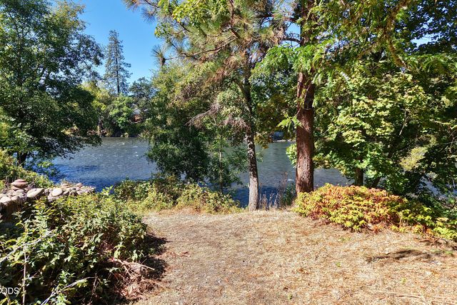 965 Old Ferry Road, Shady Cove, OR 97539