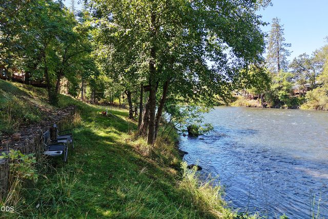 965 Old Ferry Road, Shady Cove, OR 97539