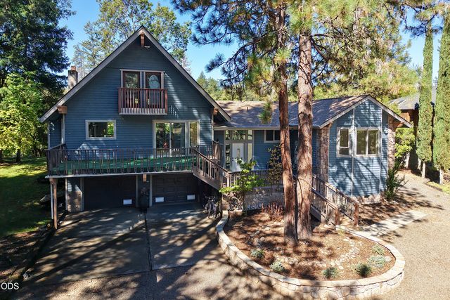 965 Old Ferry Road, Shady Cove, OR 97539