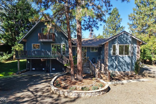 965 Old Ferry Road, Shady Cove, OR 97539