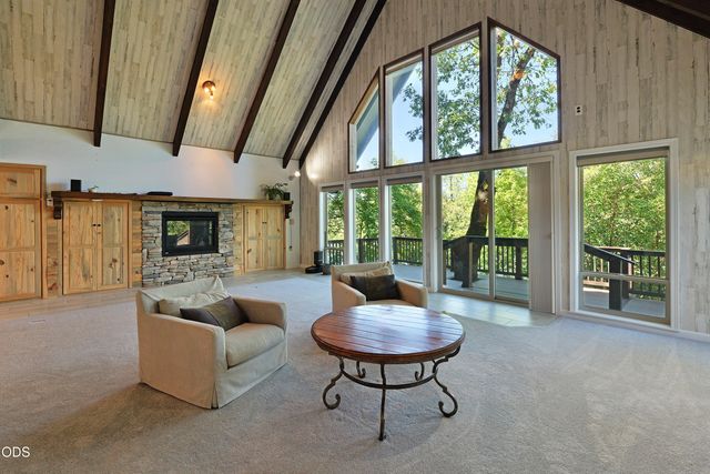 965 Old Ferry Road, Shady Cove, OR 97539