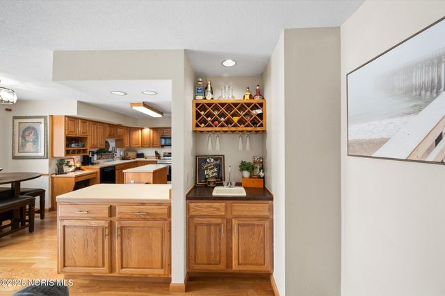 1301 Oaktree Court, Oregon, OH 43616