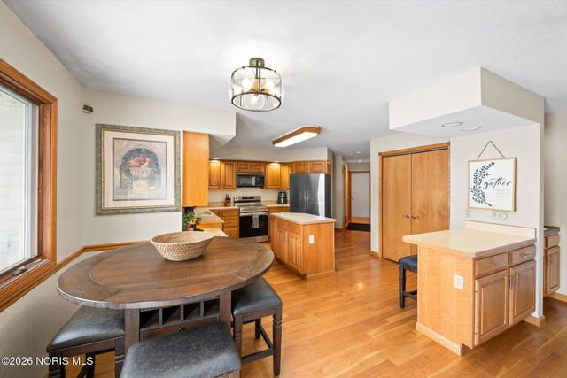 1301 Oaktree Court, Oregon, OH 43616