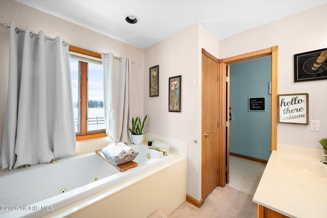 1301 Oaktree Court, Oregon, OH 43616