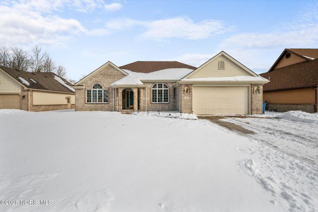 1301 Oaktree Court, Oregon, OH 43616
