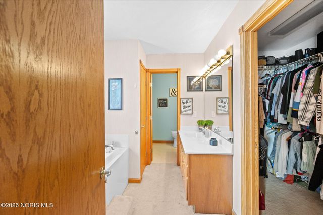 1301 Oaktree Court, Oregon, OH 43616