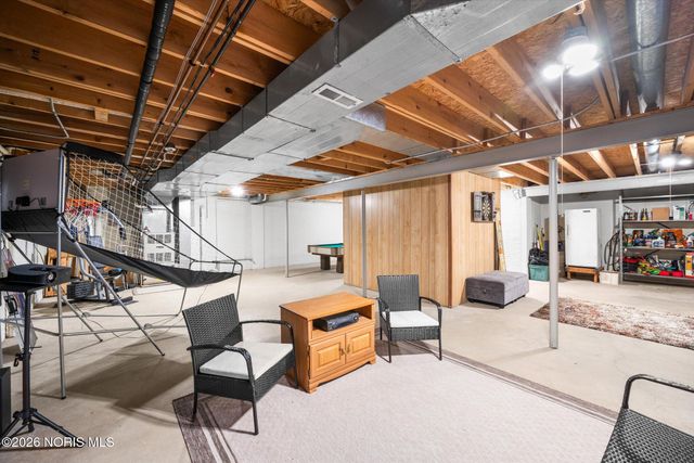 1301 Oaktree Court, Oregon, OH 43616