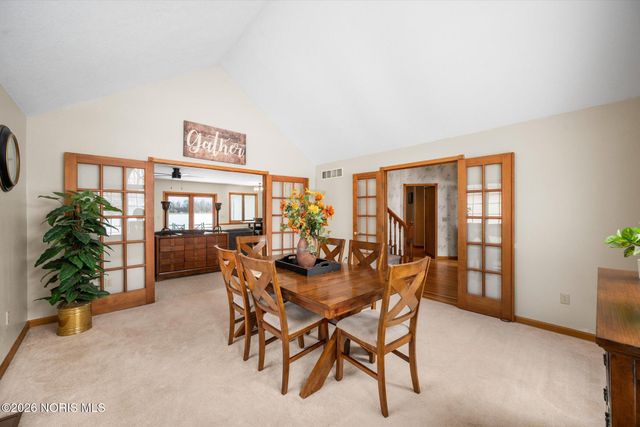 1301 Oaktree Court, Oregon, OH 43616