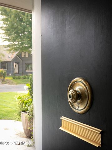 116 N 30th Ave, Yakima, WA 98902