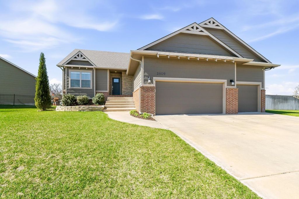 2609 N Sandstone St, Andover, KS 67002