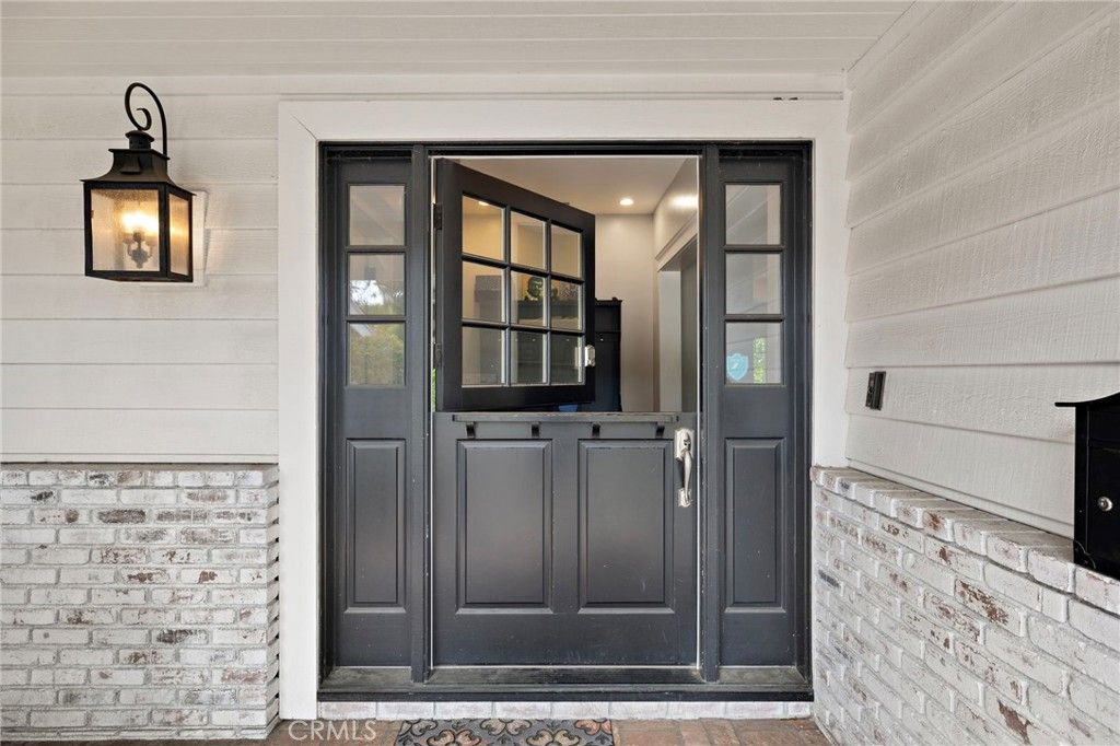 Image 3 of property listing at 2201 Aralia, Newport Beach, CA 92660