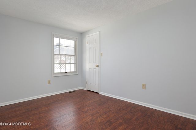 16 Pine Tree Lane, Manalapan, NJ 07726