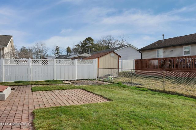 16 Pine Tree Lane, Manalapan, NJ 07726