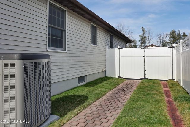 16 Pine Tree Lane, Manalapan, NJ 07726