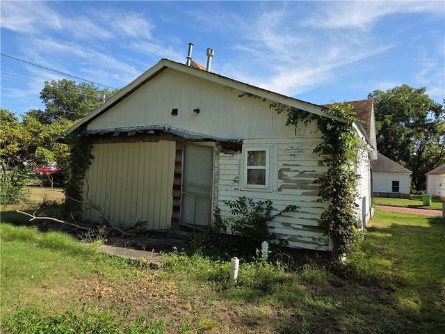 218 E 5th Street, Cherryvale, KS 67335