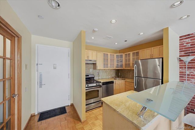 23 Water Grant Street 10B, Yonkers, NY 10701