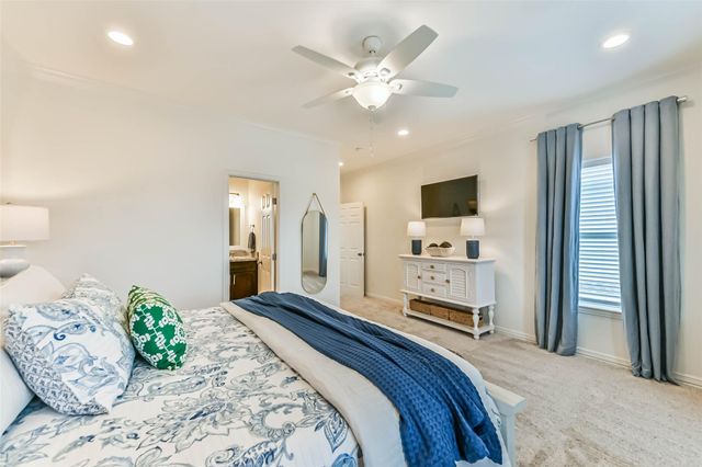 429 Jeanie Lynne Circle, Tiki Island, TX 77554