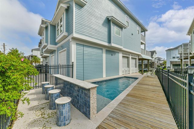 429 Jeanie Lynne Circle, Tiki Island, TX 77554