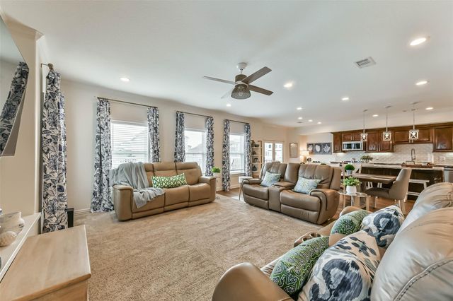 429 Jeanie Lynne Circle, Tiki Island, TX 77554