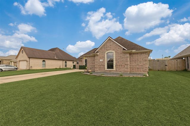 105 Wisteria Street, Richwood, TX 77531