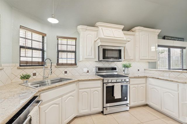 105 Wisteria Street, Richwood, TX 77531