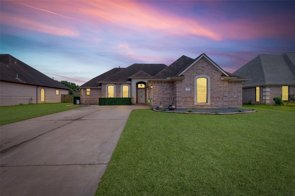 105 Wisteria Street, Richwood, TX 77531
