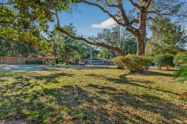 9 Walnut Avenue, Shalimar, FL 32579