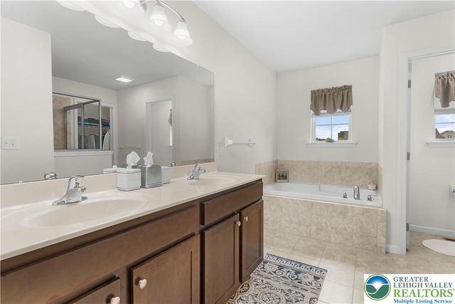 9628 Crescent Lane, Upper Macungie Twp, PA 18031