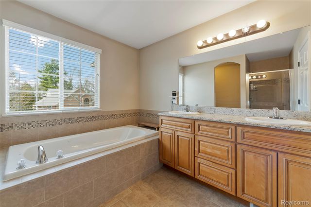 50692 Pinnacle Woods Lane, Macomb Township, MI 48042