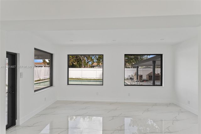 921 W 50th Pl, Hialeah, FL 33012