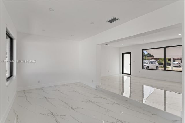 921 W 50th Pl, Hialeah, FL 33012