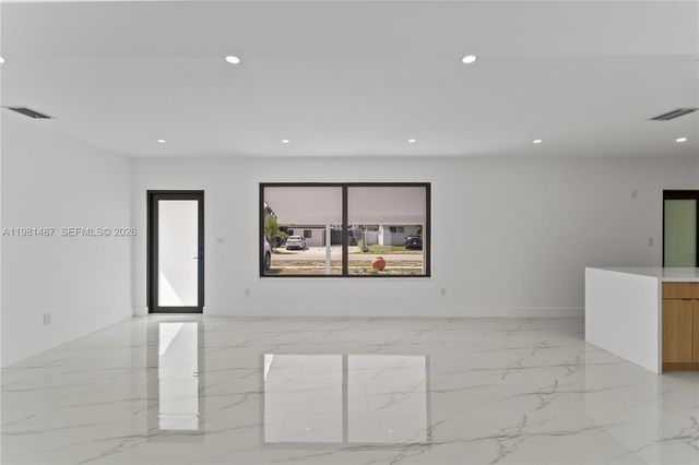 921 W 50th Pl, Hialeah, FL 33012