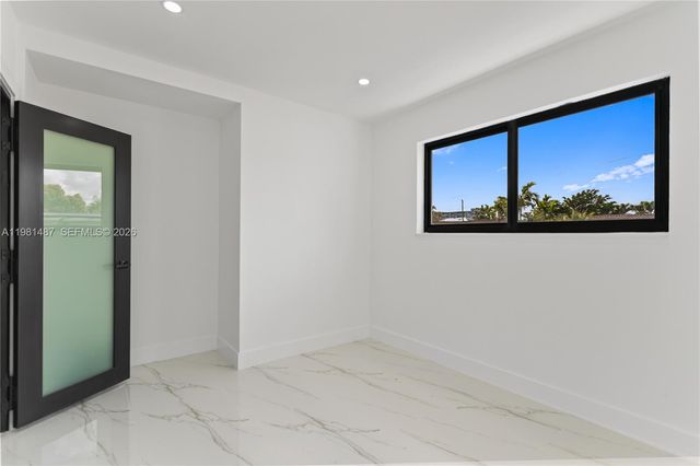 921 W 50th Pl, Hialeah, FL 33012