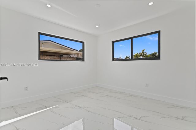 921 W 50th Pl, Hialeah, FL 33012