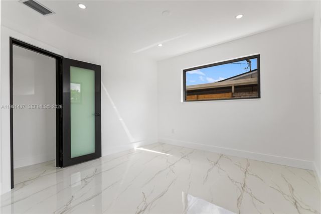 921 W 50th Pl, Hialeah, FL 33012