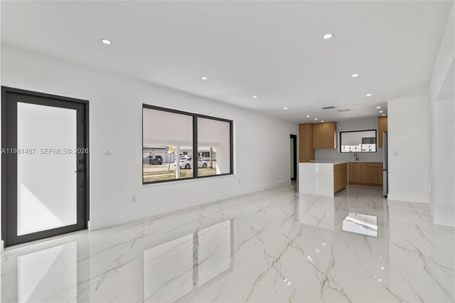 921 W 50th Pl, Hialeah, FL 33012