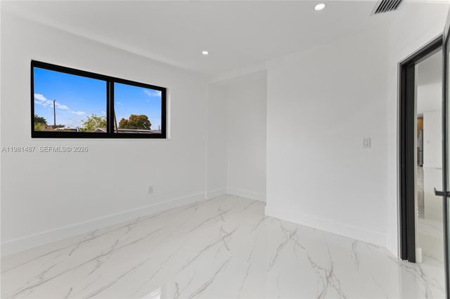 921 W 50th Pl, Hialeah, FL 33012