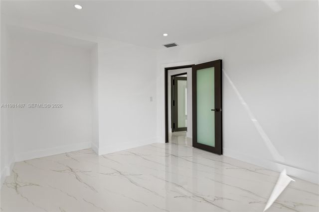 921 W 50th Pl, Hialeah, FL 33012