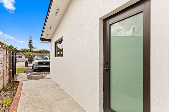 921 W 50th Pl, Hialeah, FL 33012