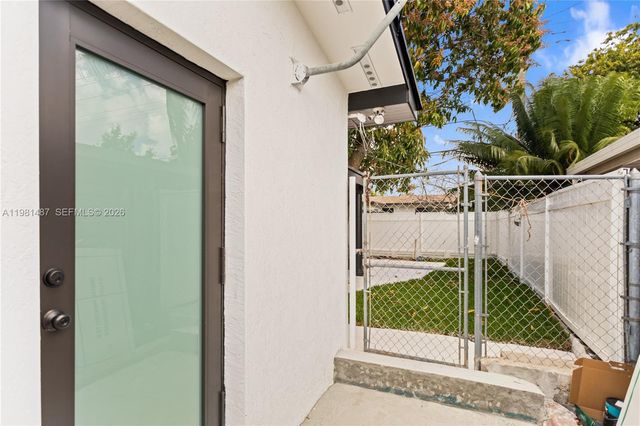 921 W 50th Pl, Hialeah, FL 33012