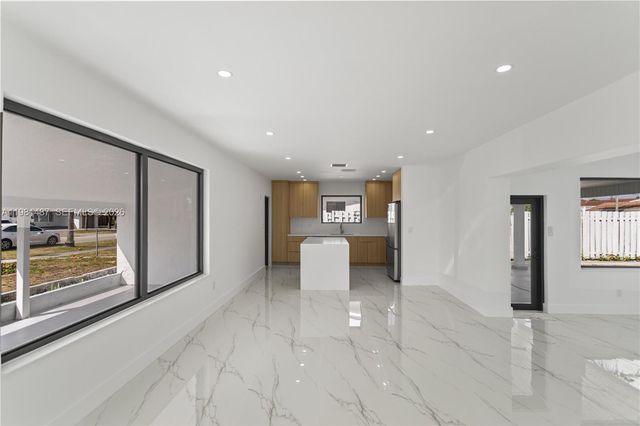 921 W 50th Pl, Hialeah, FL 33012