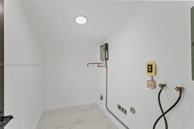 921 W 50th Pl, Hialeah, FL 33012