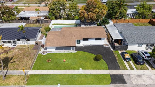 921 W 50th Pl, Hialeah, FL 33012