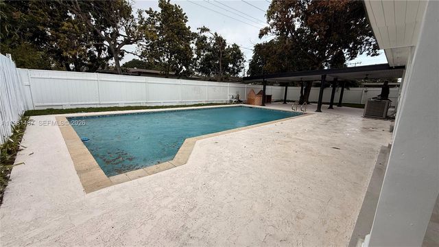 921 W 50th Pl, Hialeah, FL 33012