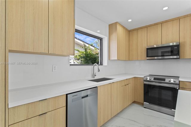 921 W 50th Pl, Hialeah, FL 33012