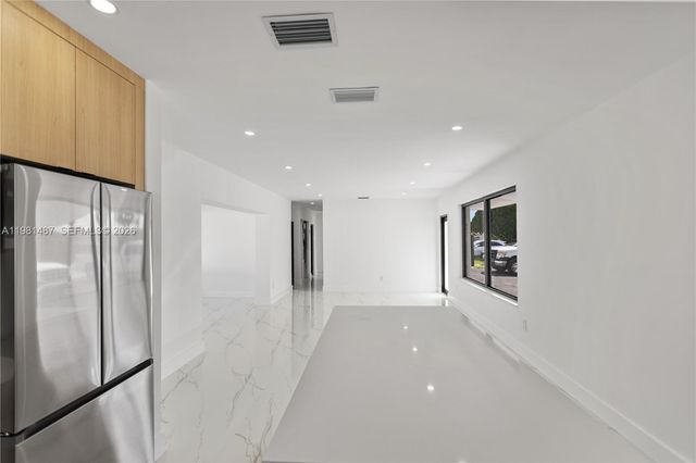 921 W 50th Pl, Hialeah, FL 33012