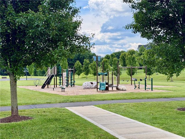 303 Connemara Ct, Pine Twp, PA 16046