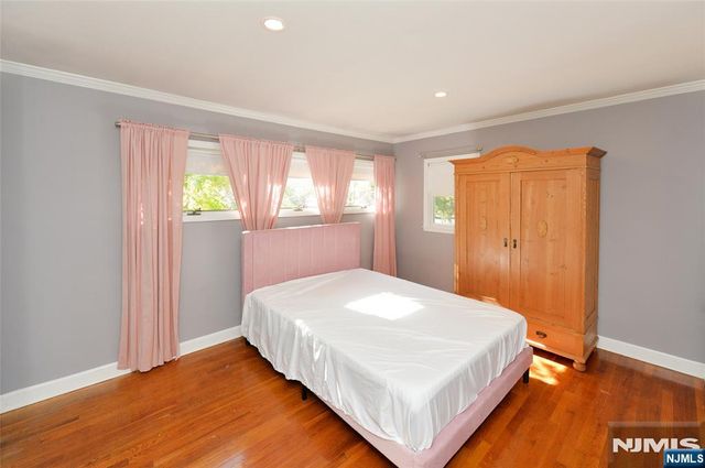 5 Beekman Place, Glen Rock, NJ 07452