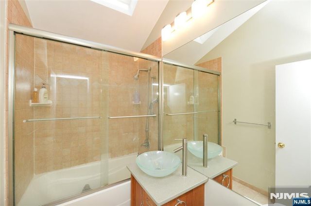 5 Beekman Place, Glen Rock, NJ 07452